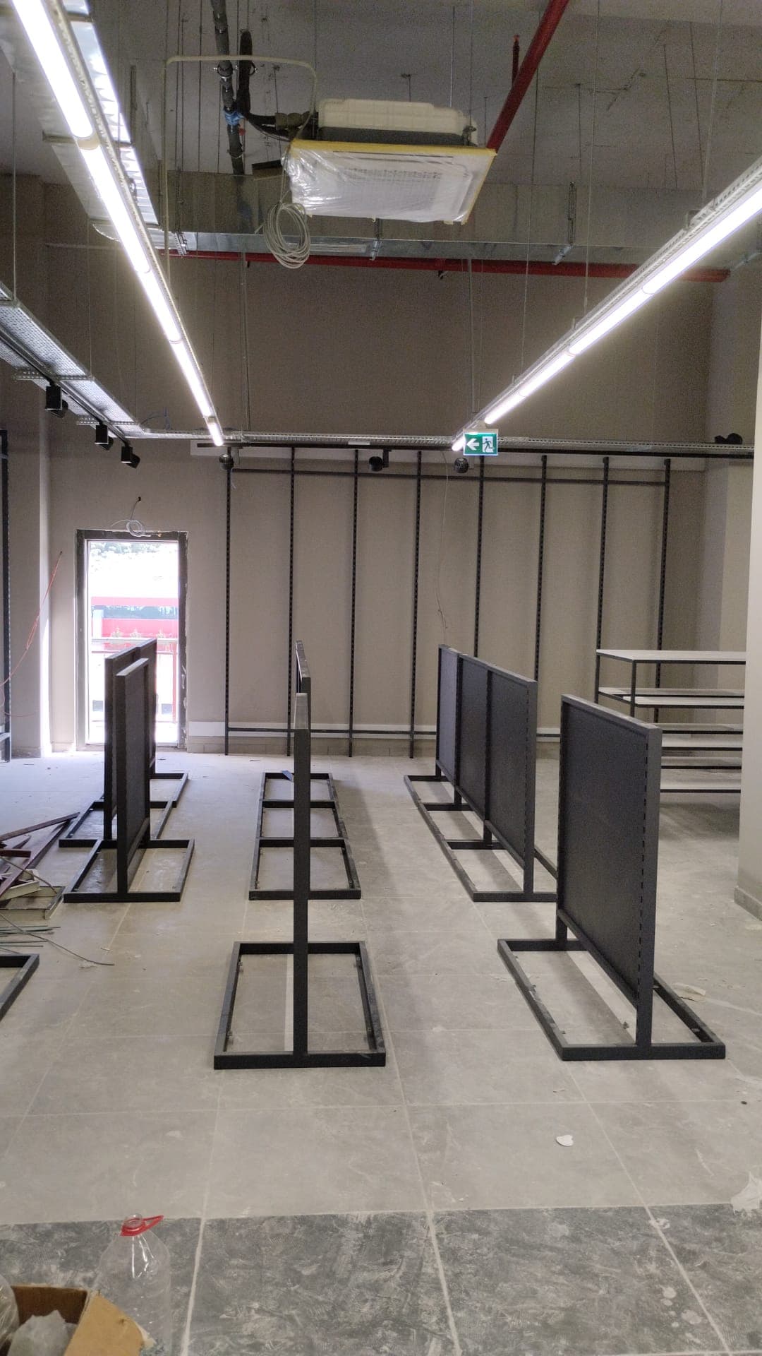 Sahada metal stand kurulumu